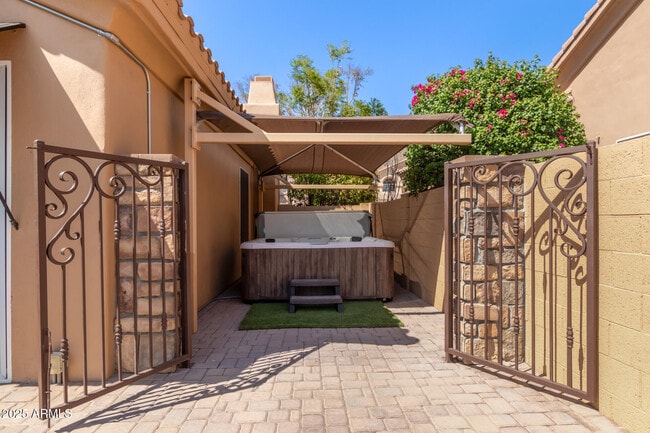 Building Photo - 1211 E Desert Flower Ln