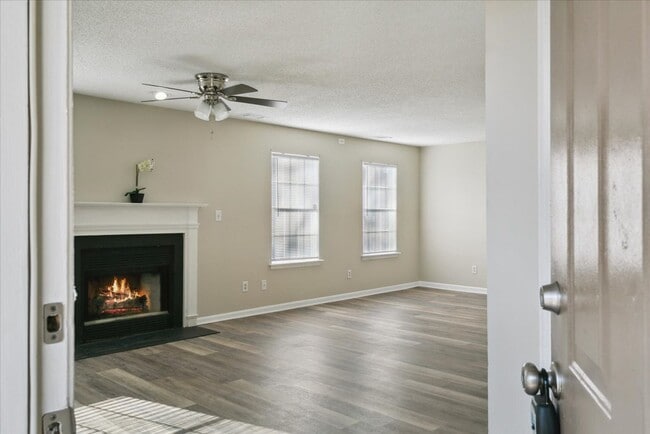 Building Photo - Updated 2 Bedroom 2 Bath Condo Near Fort Eustis and Williamsburg