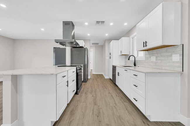 Building Photo - 6 BED/4 BATH Complete remodel with backyard pool & bar