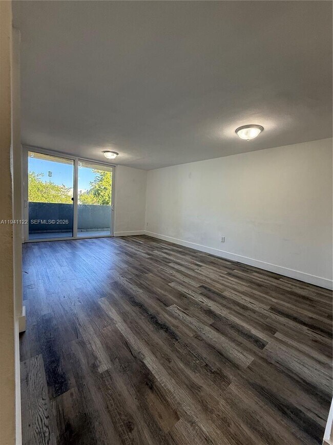 Building Photo - 10000 NW 80th Ct