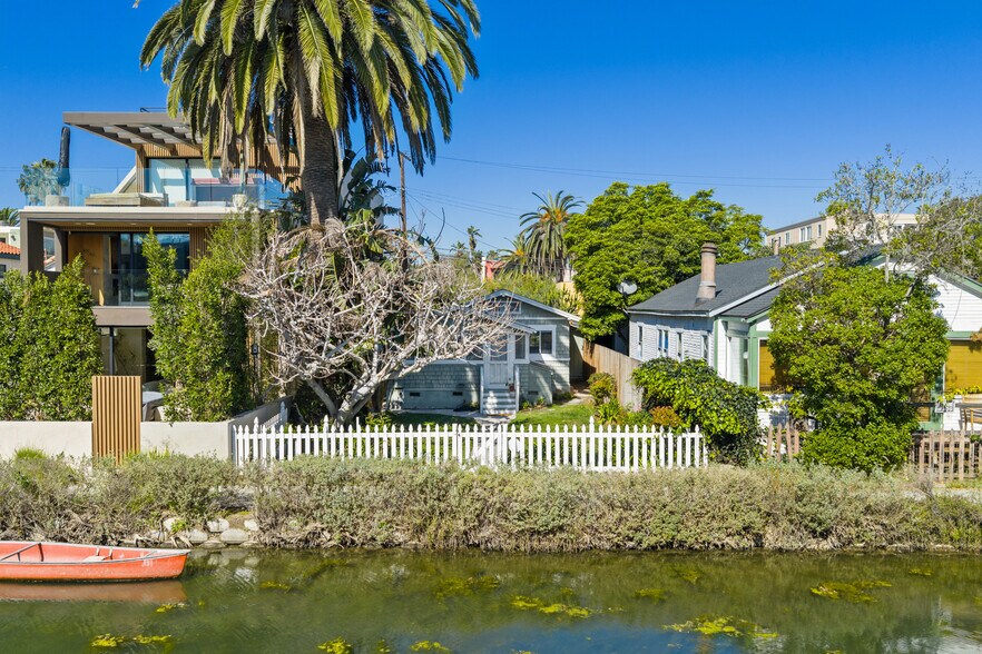 Building Photo - 439 Howland Canal