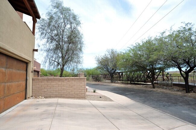 Building Photo - 381 E Calderwood Rd