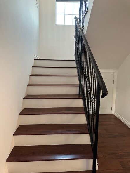 Building Photo - 1317 W 49th St