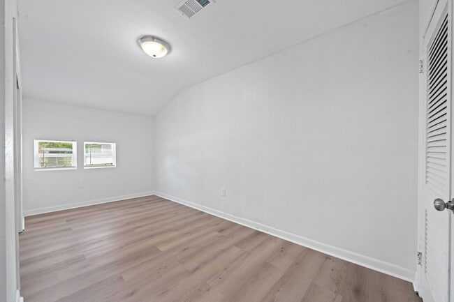 Building Photo - 7121 Sidney St