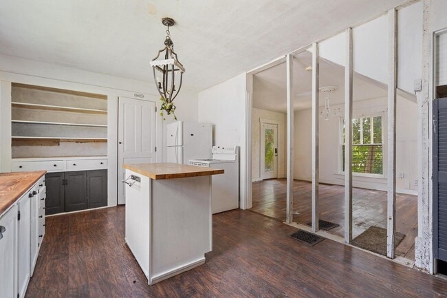 Building Photo - 3 Bedroom Home For Rent