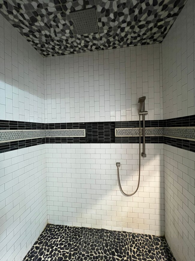 Building Photo - Beautiful Hilltop Country Home with Stunning Views