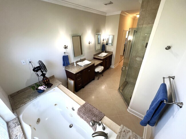 Building Photo - 4898 SW Lake Grove Cir