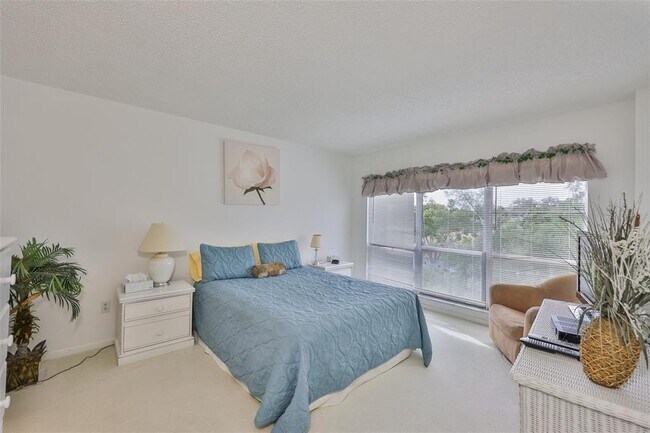 Building Photo - 9000 Commodore Dr