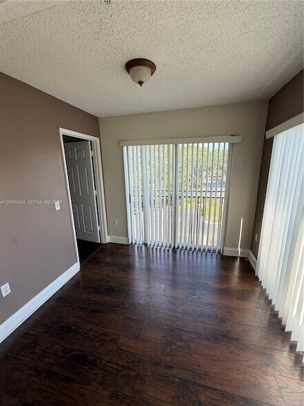 Building Photo - 2427 Centergate Dr