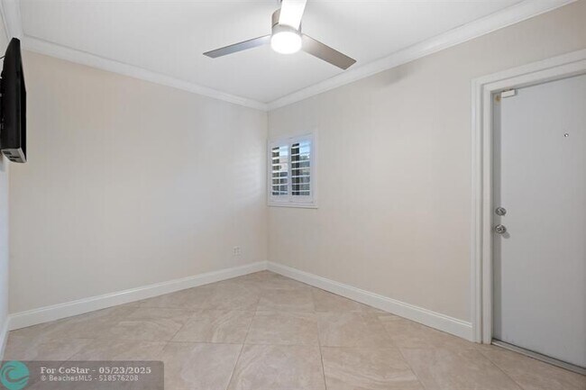 Building Photo - 2725 NE 35th Ct