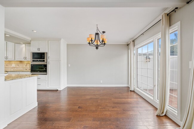 Building Photo - Upgraded 3 bed 2.5 bath Townhome in Newpor...