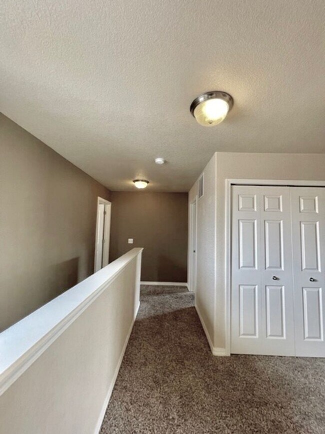 Building Photo - 2 Story Home with 3 Bed, 2.5 Bath, 2 Car G...
