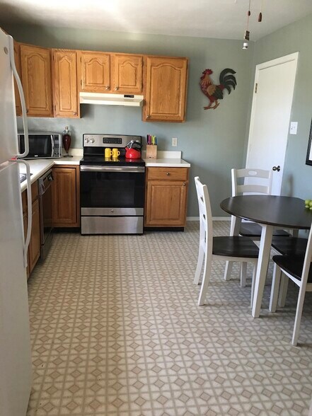 Kitchen and Table - 2308 Cedros Cir