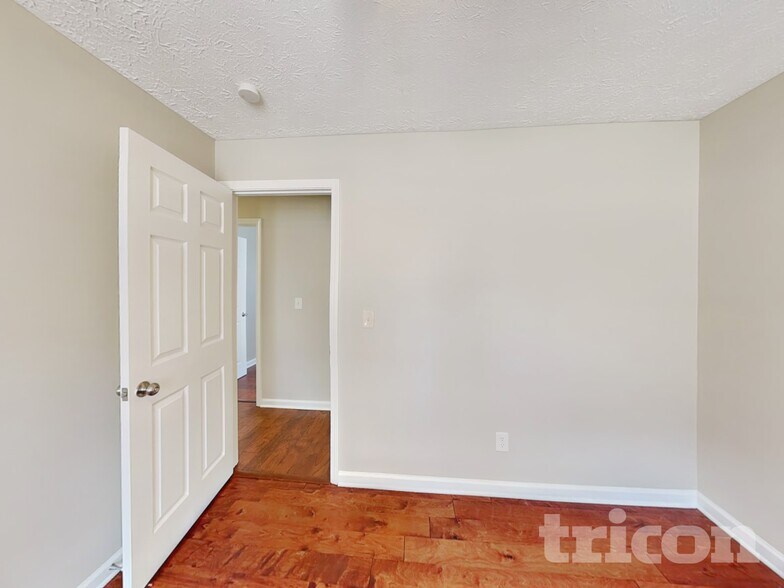 Building Photo - 414 River Point Dr