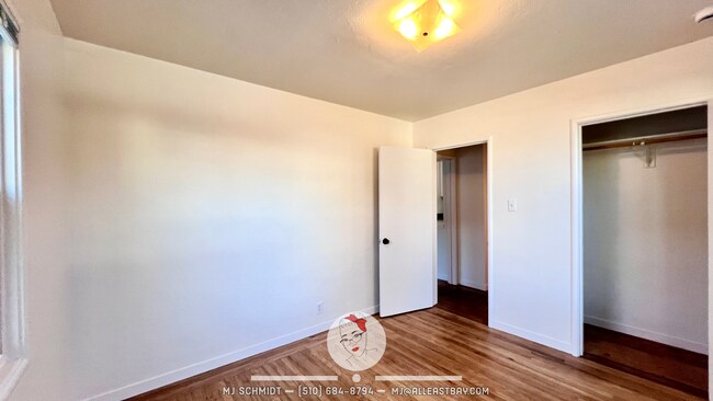 Building Photo - Remodeled 1 bedroom with hardwood flooring and spacious modern kitchen with new appliances!