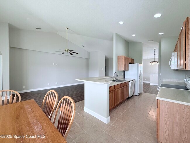 Building Photo - 3900 Playa Del Sol Dr