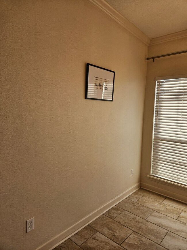 Building Photo - Stunning Executive Custom Built Home with Elite Appliances