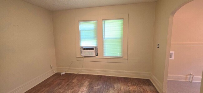 Building Photo - 2 Bedroom 1 Bathroom home;  $725!