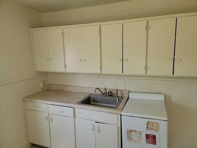 Building Photo - 2 Bedroom 1 Bathroom