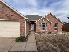 Building Photo - Enjoy a convenient and stylish living!