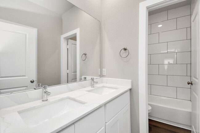 Building Photo - Elm