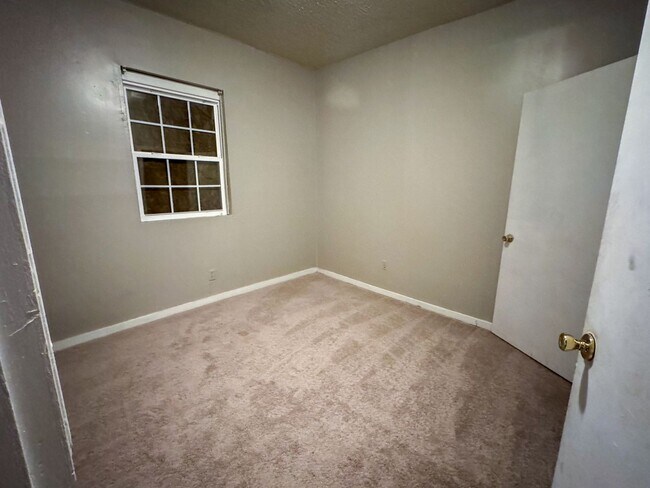 Building Photo - 3 Bedroom / 1 bath home, move in Ready!