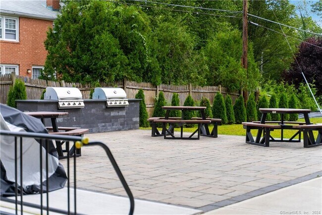 Building Photo - 969 Hopmeadow St