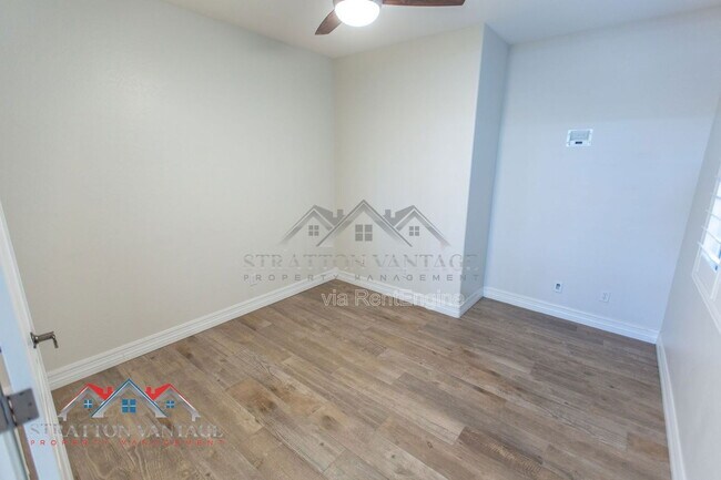 Building Photo - 661 E Julian Dr