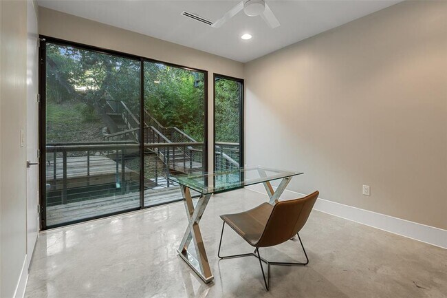 Building Photo - 1327 Bonham Terrace