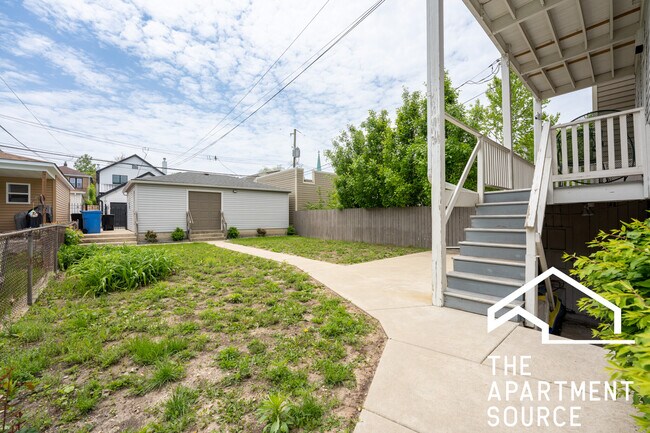 Building Photo - 2853 W Dickens Ave