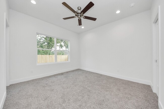 Building Photo - 611 E 39th St