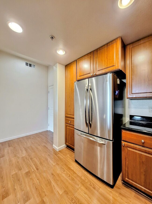 Building Photo - Beautiful 2bd Condo In Gated Community With Pool, Gym, and In-unit Laundry!
