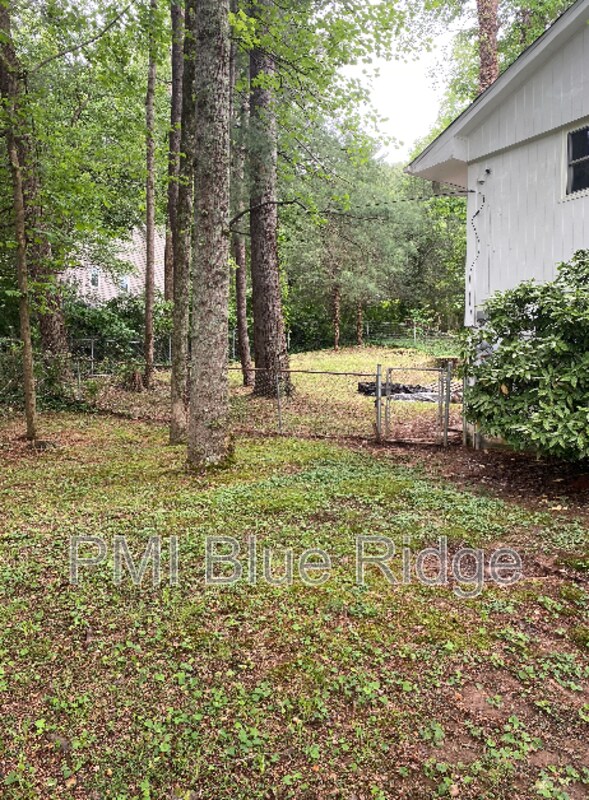 Building Photo - 325 Comet Dr