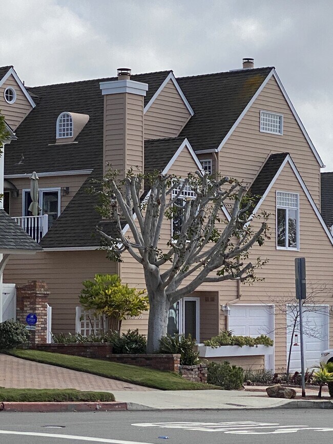 4 unit condominiums - 7635 Draper Ave