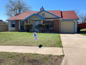 Building Photo - 2208 Hemlock Dr