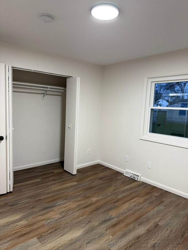 Building Photo - 6686 Deer Ct