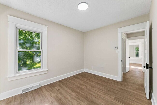 Building Photo - Charming 2-Bedroom Haven in Kansas City Northland!