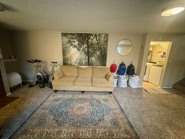 Building Photo - 3 bedroom/2 bath Centrally Located home in...
