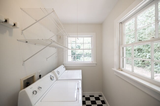 Building Photo - 1273 E Broad St