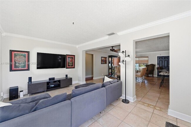 Building Photo - 2725 SE 2nd Ct