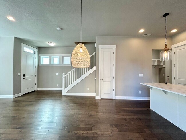 Building Photo - Luxury and Convenience Awaits in this Stunning 3 Bedroom, 2.5 Bathroom House with Abundant Parkin...