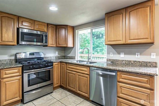 Building Photo - Immaculate & HUGE 5-Bedroom Home in Desira...