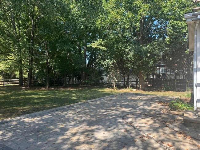 Building Photo - 800 Pinkney Pl