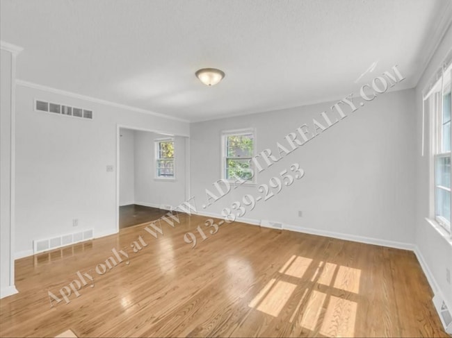 Building Photo - Updated 4 Bed 2 Bath Home in Lees Summit-C...