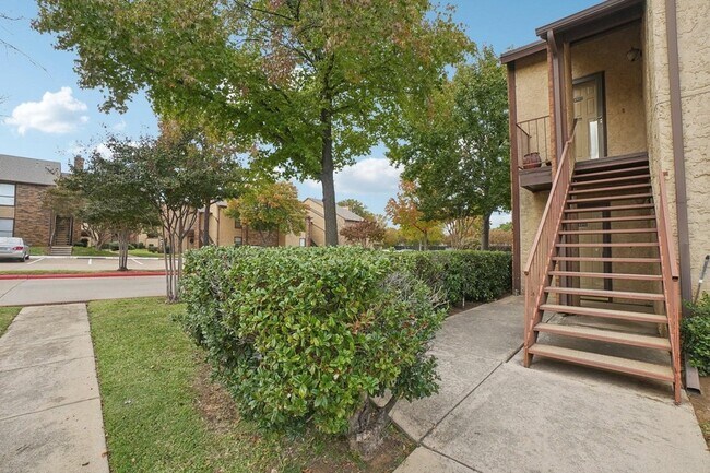 Building Photo - 1301 Memory Ln