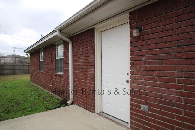 Building Photo - Move South!