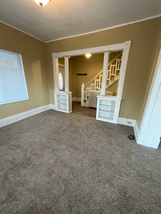 Building Photo - 1324 E 2nd St