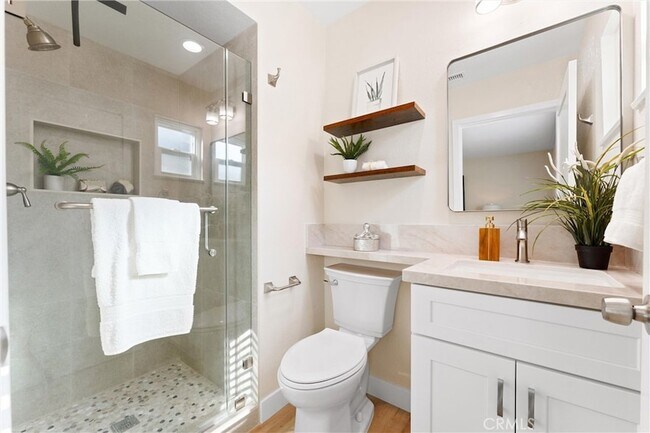 Building Photo - 15542 Mayflower Ln