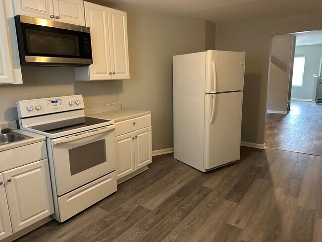 Building Photo - Spacious Home Available for Rent! W/D! Fro...