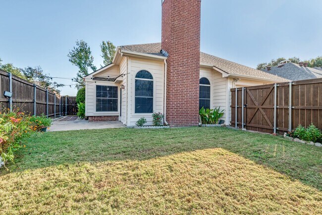 Building Photo - Stunning 3 Bedroom in the Champion Streets...